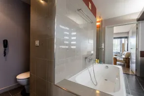 Suite F2 Arue Tahiti seaside free access swimming pool spa gym - Image 3