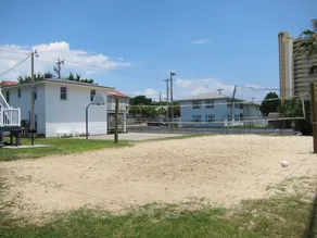 Kurzer Spaziergang zum Strand, 2 Schlafzimmer / 1 Badezimmer Quad 1 (unten) mit Poolzugang in der Nähe der Hauptstraße - Image 3
