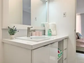 Stunning Studio w balcony for 2, 1 Queen Bed,1 Bathroom 5 mins to the beach - Image 3