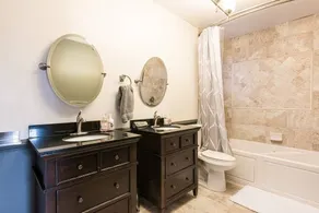 Elegant, King Bed, Privacy,  Free Parking - Image 2
