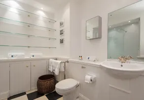 Fantastic corner 2 bedroom property with astounding views of the famous historic Royal Mile. - Image 4