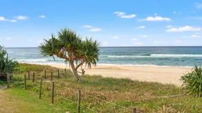 Easy Style Holiday Accommodation Across the Road from the Beach - Image 3