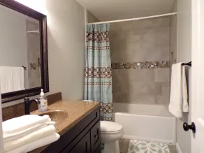 Sereno, Moderno, recentemente ristrutturato, completamente immagazzinato casa, accesso a un lago di 60 acri - Image 2