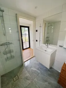 Guesthouse, not even a minute walk to the ocean - Image 3