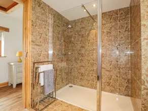 STONEY COTTAGE, pet friendly, with a garden in Narberth - Image 3