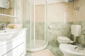 Una lussuosa casa in un tranquillo villaggio vicino al mare - Image 3