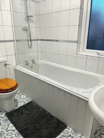 5 Bed House - Sleeps 9 - Parking - Wifi - Image 5