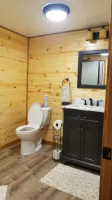 Neu auf dem Markt.  Hütte mit 3 Betten und 3 Bädern, umgeben von Wald - Image 4