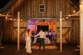Séjour de mariage dans les montagnes du Colorado – Fêtez, mangez et dormez au même endroit ! Animaux acceptés. - Image 4