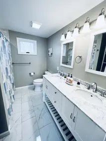 Great location! Short walk to the beach, 5min drive to center! A lot of capacity - Image 3