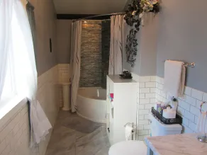 Spacious family friendly home with a heated indoor pool - Image 4