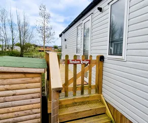 Luxury Lakeside Lodge - Fishing Lake - Pet Friendly - 5 Miles From Flamingo Land - Image 3