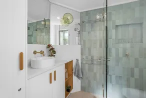 CAPTIVATING CENTENARY BEACH HOUSE IN BLAIRGOWRIE - Image 3