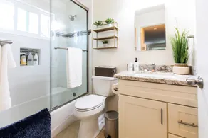 Bright 1Bd/1Ba w/ Free Parking, Full Kitchen, Fast WiFi - Image 2