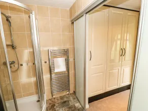 BADGERS RETREAT, pet friendly, with a garden in Hipswell - Image 4