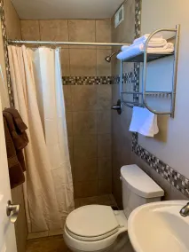 3 Bedroom home with mountain views and private parking . Pet friendly - Image 3