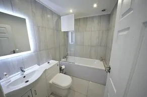 HEATHROW AIRPORT apartments-FREE parking-Free underground to and from Heathrow-30 min central London - Image 5
