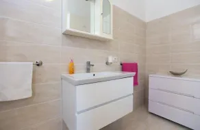 Lovely, large apartment near Lido beach & old town with wifi and aircon - Image 4