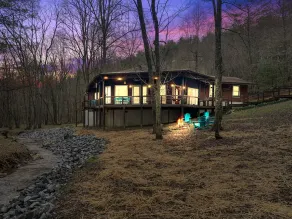 WOW‼️CREEKSIDE 3KINGS-Sleeps 10 🐩🐕Dogs🫶 Near DTown,Orchard,Rivers,Vineyard,Hiking - Image 2