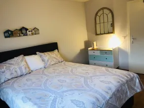 !! Panoramic Lake views & close to all lakeside walk/bus next door !! - Image 4