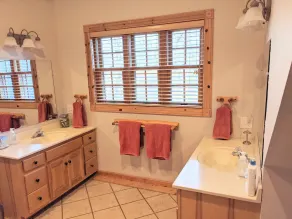 Stunning Executive log cabin on beautiful lake - Image 4