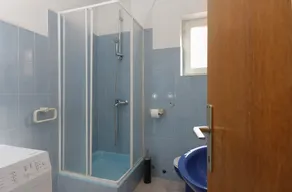 Appartement entièrement équipé avec terrasse | Vue sur l'eau - Image 5