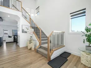 Beautiful 4 bedroom home 5 minutes away from the movie theatre. - Image 3