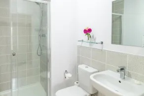 Contemporary City Centre Apartment With Parking - Image 3