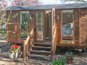 Sybs Farm Shepherds Hut - Image 5