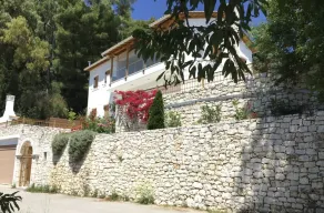 Luxury family villa with mountain views near the sea - Image 4