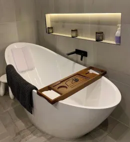 Deluxe house with spa and man cave - Image 4