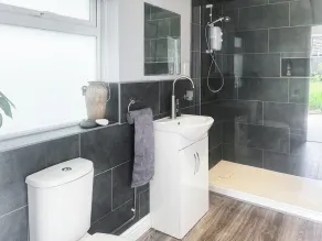 1 bedroom accommodation in Camborne - Image 2