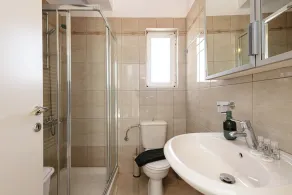 Lili Seafront House, walking distance to the beach & amenities! - Image 4