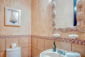 Wonderful Beachfront Condo w/ Modern Kitchen, Upscale Interior, Pool - Image 2