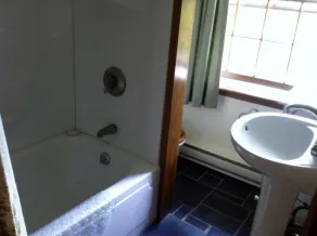 Sunny , cozy 1-bedroom, wooded, private, central Island location, close to ocean - Image 2