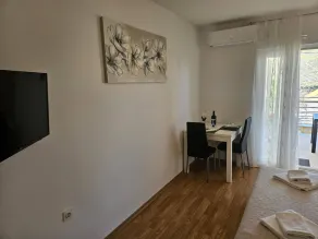 Apartment in the coastal town of Grebastica - Image 5
