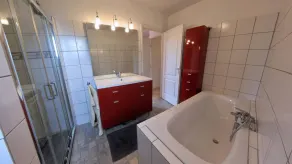 Beautiful villa with a private, fenced-in swimming pool - Image 2