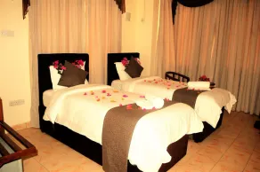 Regency Inn Tudor - Image 2