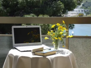 Camera doppia di fronte alla spiaggia di Agia Marina - Image 2
