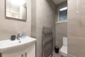 Newly Renovated 2 Bed Ground Floor Apartment - Image 4