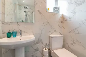 Amazing 6 Bedroom Holiday Home Sleep 11 Manchester CIty Manchester Airport - Image 2