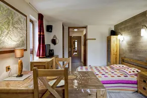 Overfladeareal: ca. 28 m². 3. sal. Orientering: Øst. Bjergudsigt. Stue med DVD, dobbeltseng - Image 4