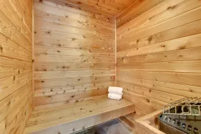 Six chambres à coucher + salon + salle de jeux + salle de spa avec piscine intérieure chauffée et plus! - Image 2