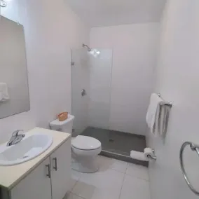 Apartamento con cocina, parking y wifi a minutos de la playa en Arecibo 2105 - Image 2