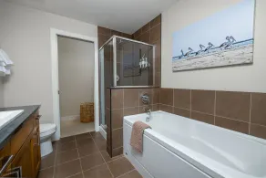 Peony Paradise – 2 Schlafzimmer, 2 Bäder – Ein Juwel in West Kelowna mit Seeblick - Image 3