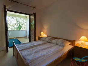 Spacious apartment with terrace and garden - Image 5