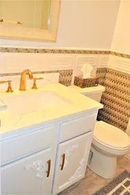 Cheerful 3-bedroom resinetial home with hot tub - Image 4