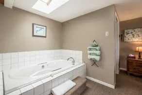 Private beachfront cottage - Image 2