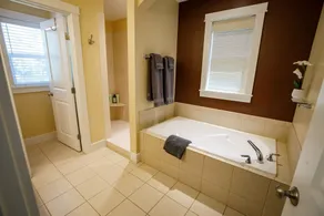 Haven House: walking paths, hot tub - Image 2