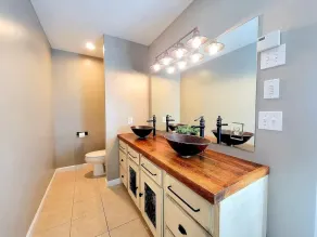 Modern home, minutes to Waterbury, Stowe, and Sugarbush - Image 2